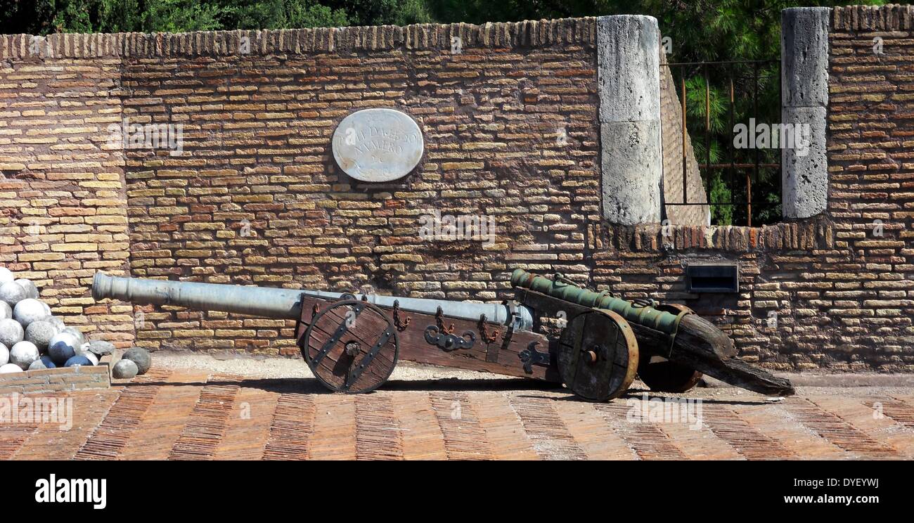 Dekorative Details aus der Umgebung von Castel Sant'Angelo und die Ponte Sant'Angelo in Rom, Italien. Viele dekorative bildhauerischen und architektonischen Details schmücken die Länge der Brücke, sowie die Umgebung und das Castel Sant'Angelo. Das Bild zeigt die Kanonen. Stockfoto