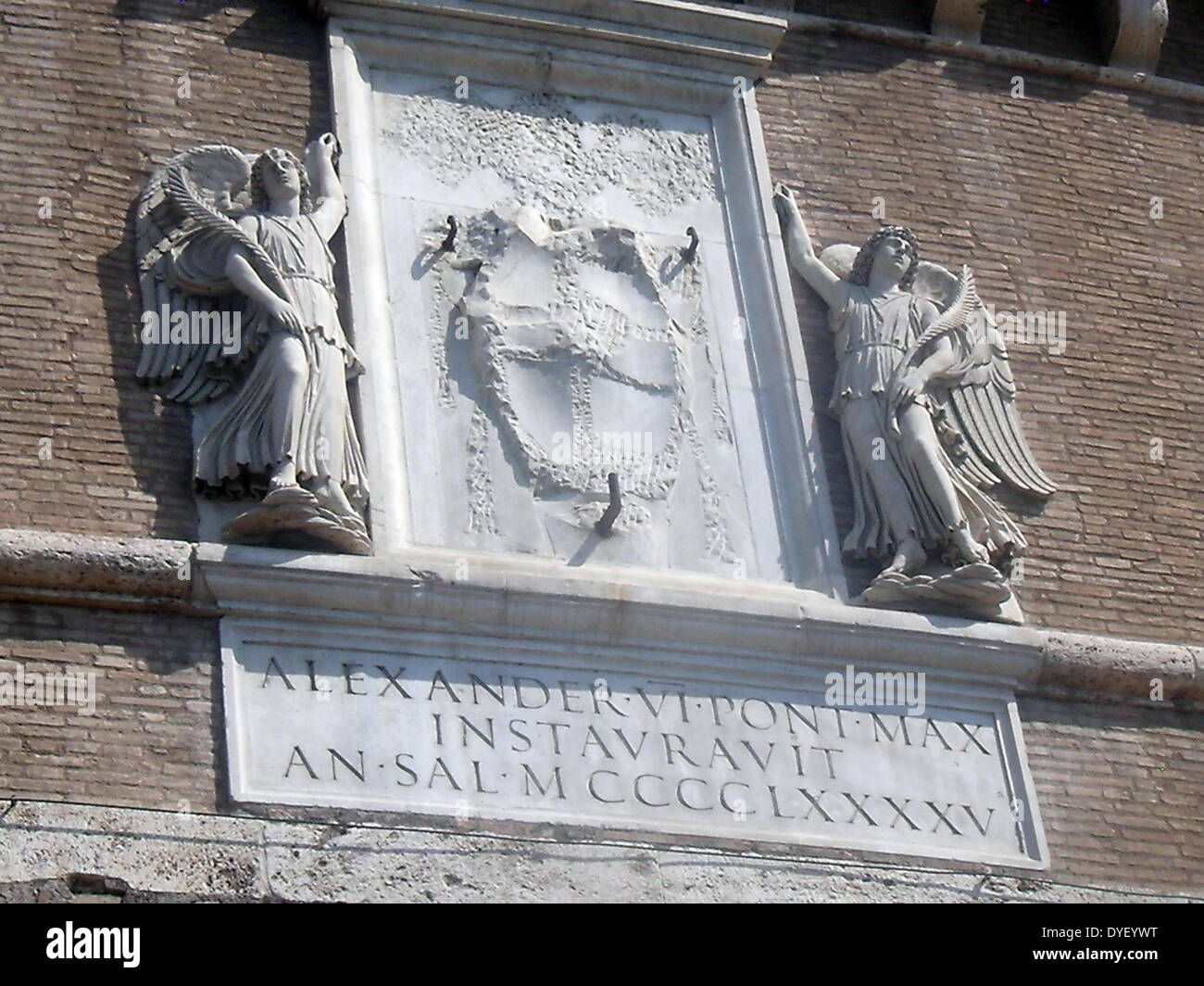 Dekorative Details aus der Umgebung von Castel Sant'Angelo und die Ponte Sant'Angelo in Rom, Italien. Viele dekorative bildhauerischen und architektonischen Details schmücken die Länge der Brücke, sowie die Umgebung und das Castel Sant'Angelo. Dieses Bild zeigt Engel. Stockfoto