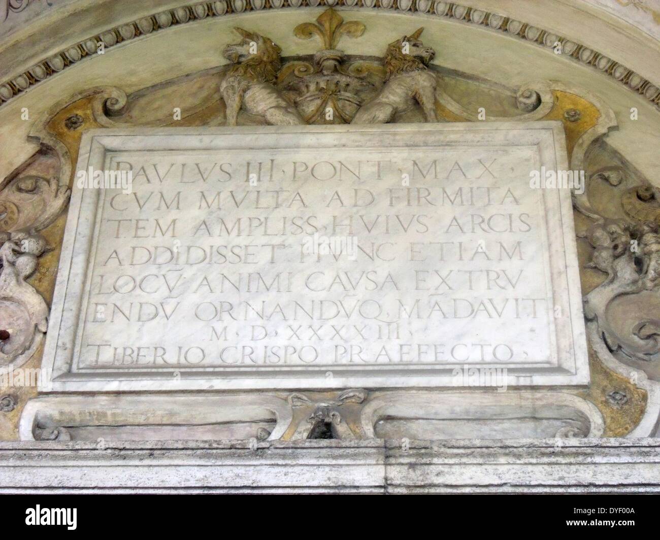 Lateinische Inschrift Detail aus dem Castel Sant'Angelo, einem hohen zylindrischen Gebäude im Parco Adriano, Rom, Italien. Es ursprünglich als mausoleum von Römischen Kaiser Hadrian in Auftrag gegeben wurde. Das Castel war einst das höchste Gebäude in Rom, und ist heute als Museum genutzt. Circa 2. Stockfoto