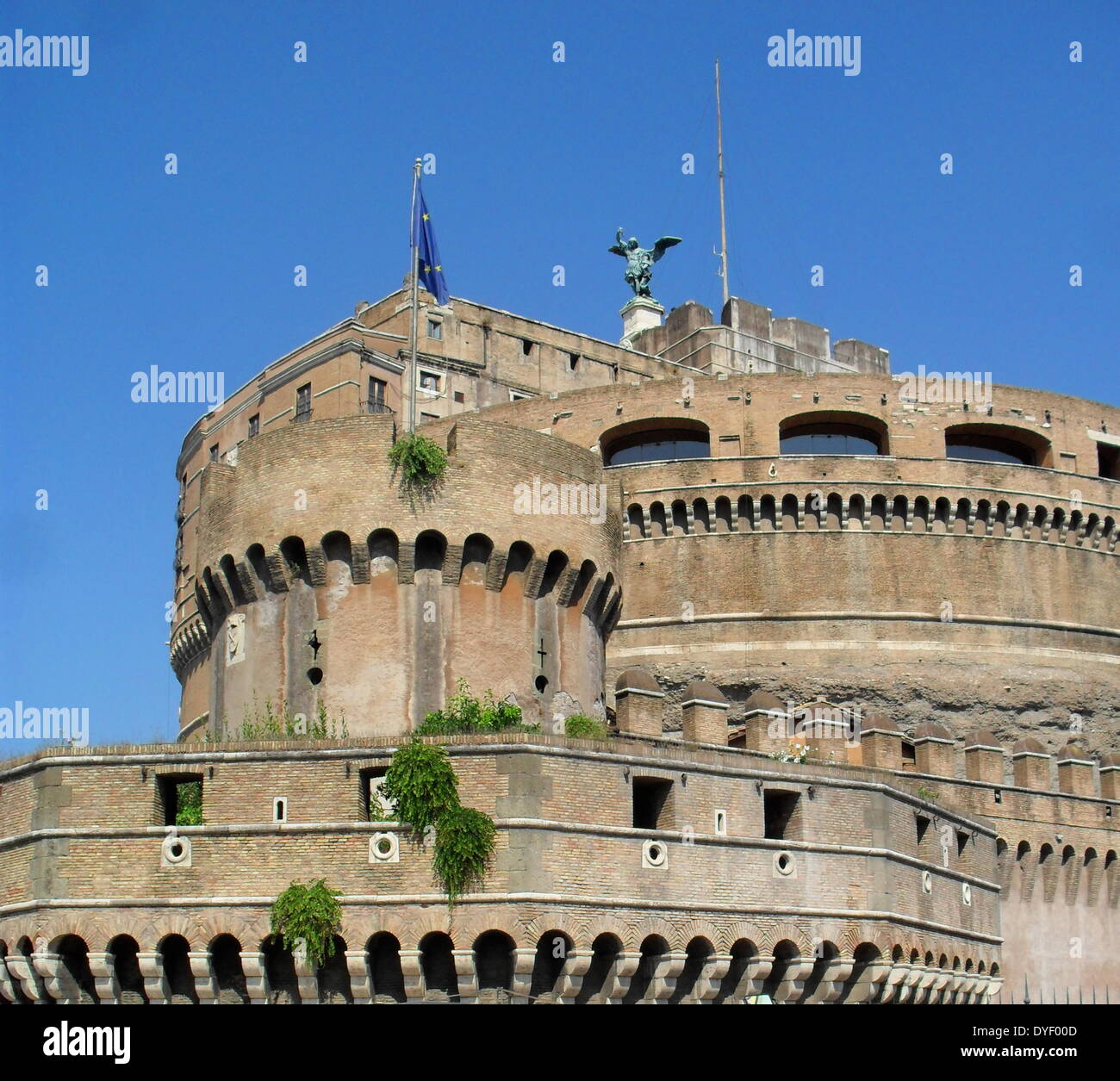 Das Castel Sant'Angelo ist ein hohes, zylindrische Gebäude im Parco Adriano, Rom, Italien. Es ursprünglich als mausoleum von Römischen Kaiser Hadrian in Auftrag gegeben wurde. Das Castel war einst das höchste Gebäude in Rom, und ist heute als Museum genutzt. Circa 2. Stockfoto