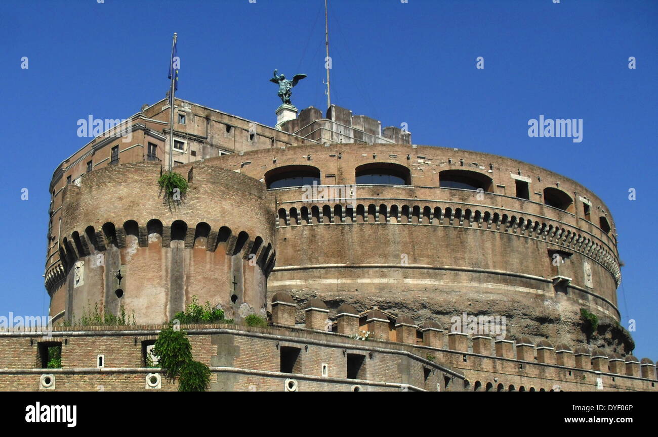 Das Castel Sant'Angelo ist ein hohes, zylindrische Gebäude im Parco Adriano, Rom, Italien. Es ursprünglich als mausoleum von Römischen Kaiser Hadrian in Auftrag gegeben wurde. Das Castel war einst das höchste Gebäude in Rom, und ist heute als Museum genutzt. Circa 2. Stockfoto