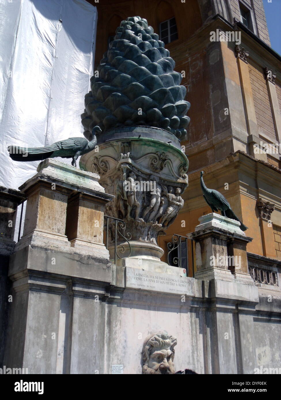 Detail aus der Vatikanischen Gärten, die großen weitläufigen städtischen Gärten, die mehr als die Hälfte der Vatikan Gebiet (rund 23 Hektar). Die Gärten sind mit Skulpturen, Reliefs und Springbrunnen dekoriert. Dieses Bild zeigt eine der vielen Skulpturen. Stockfoto