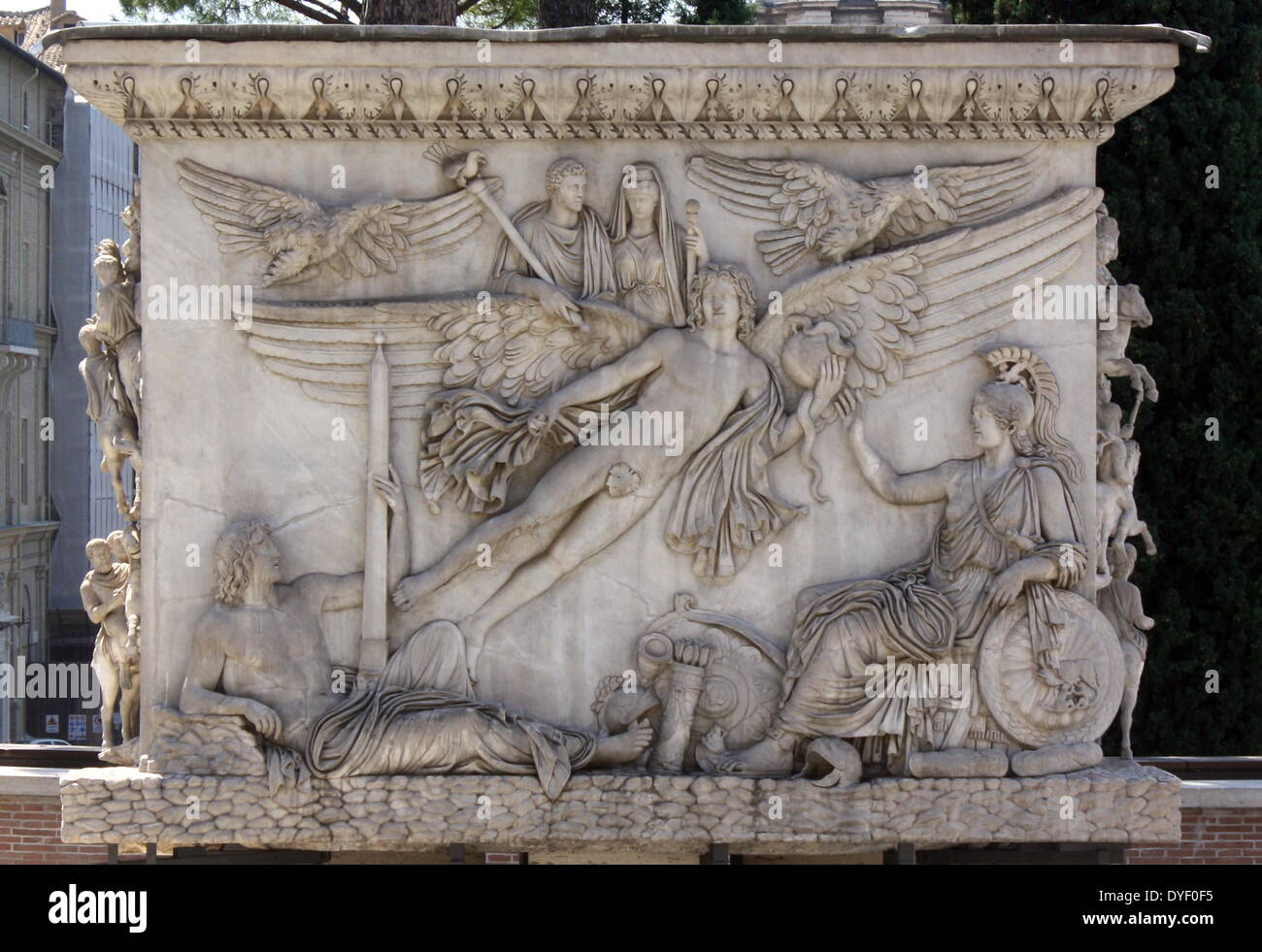 Detail aus der Vatikanischen Gärten, die großen weitläufigen städtischen Gärten, die mehr als die Hälfte der Vatikan Gebiet (rund 23 Hektar). Die Gärten sind mit Skulpturen, Reliefs und Springbrunnen dekoriert. Das Bild zeigt die Hilfsaktionen. Stockfoto