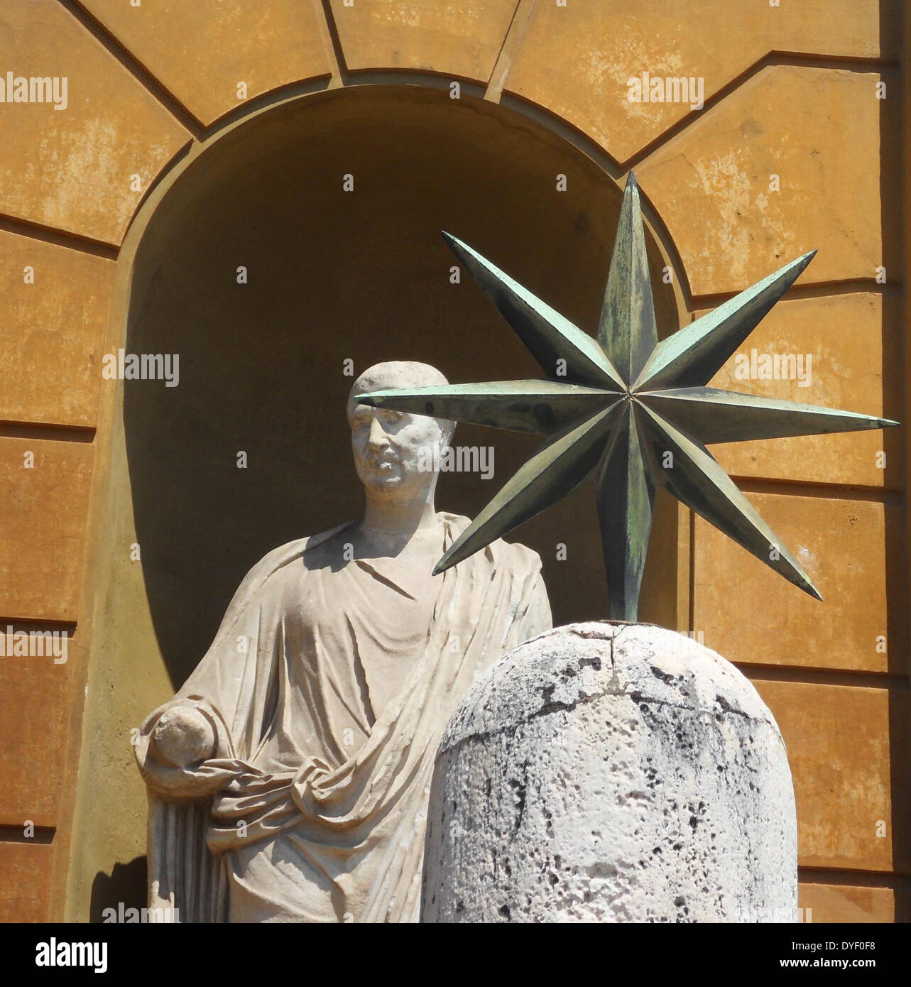 Detail aus der Vatikanischen Gärten, die großen weitläufigen städtischen Gärten, die mehr als die Hälfte der Vatikan Gebiet (rund 23 Hektar). Die Gärten sind mit Skulpturen, Reliefs und Springbrunnen dekoriert. Dieses Bild zeigt eine der vielen Skulpturen. Stockfoto