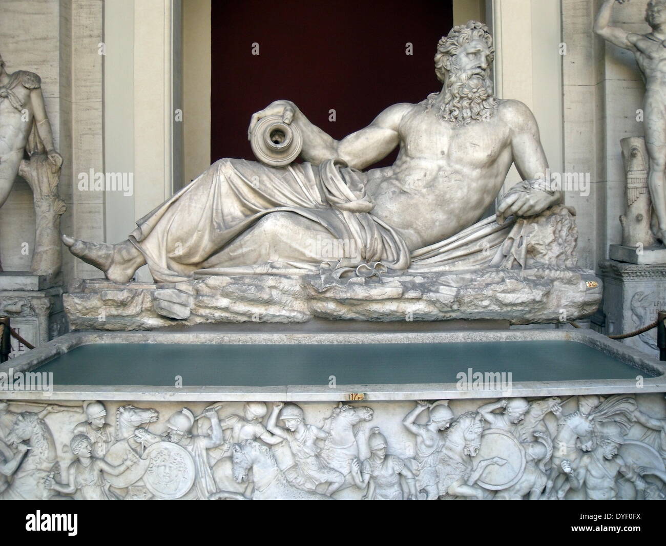 Detail aus der Vatikanischen Gärten, die großen weitläufigen städtischen Gärten, die mehr als die Hälfte der Vatikan Gebiet (rund 23 Hektar). Die Gärten sind mit Skulpturen, Reliefs und Springbrunnen dekoriert. Dieses Bild zeigt eine der vielen Skulpturen. Stockfoto