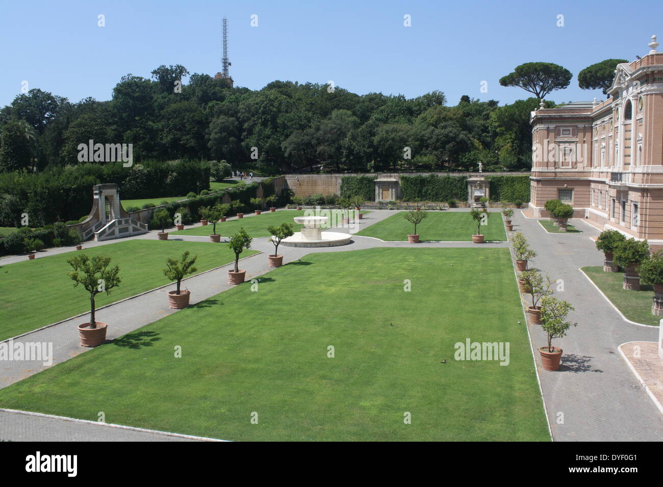 Detail aus der Vatikanischen Gärten, die großen weitläufigen städtischen Gärten, die mehr als die Hälfte der Vatikan Gebiet (rund 23 Hektar). Die Gärten sind mit Skulpturen, Reliefs und Springbrunnen dekoriert. Dieses Bild zeigt den Garten Design Features. Stockfoto