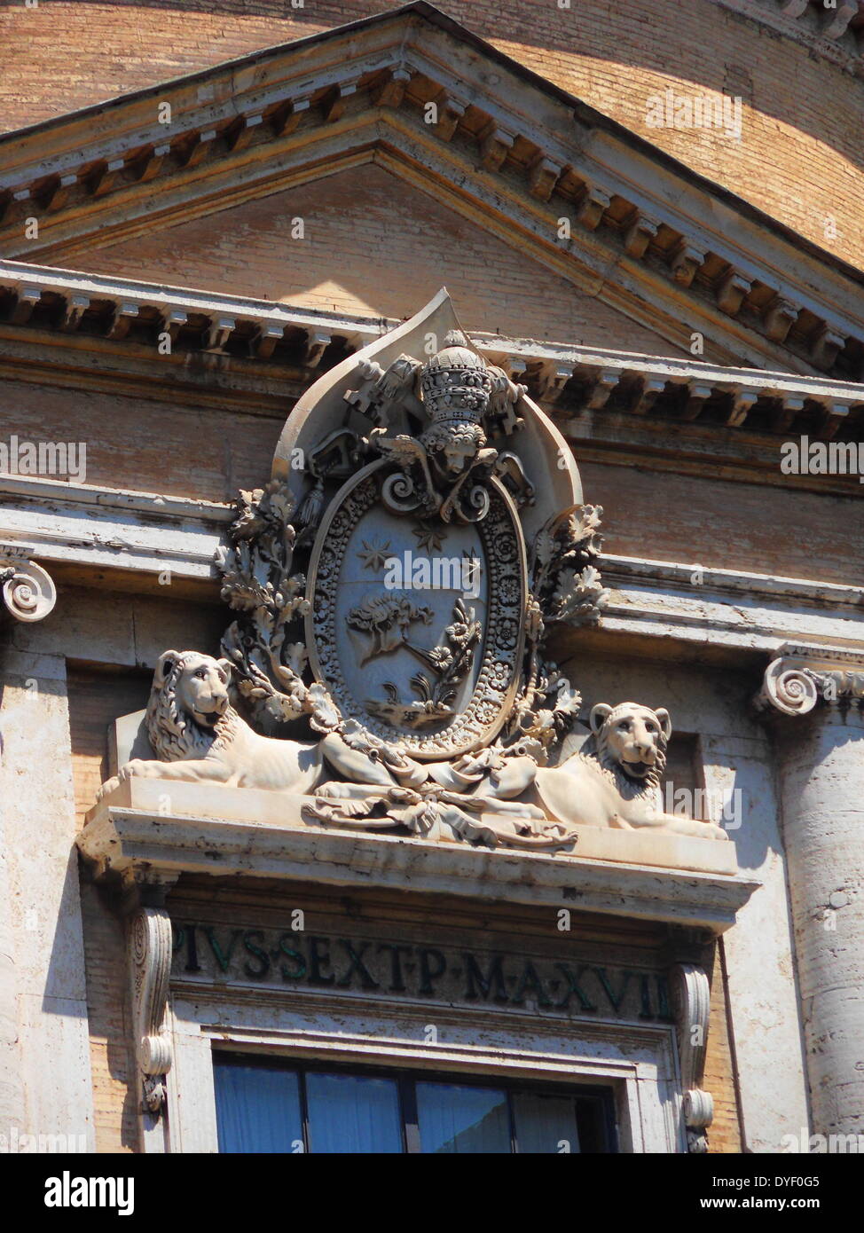 Detail aus der Vatikanischen Gärten, die großen weitläufigen städtischen Gärten, die mehr als die Hälfte der Vatikan Gebiet (rund 23 Hektar). Die Gärten sind mit Skulpturen, Reliefs und Springbrunnen dekoriert. Das Bild zeigt die Hilfsaktionen. Stockfoto