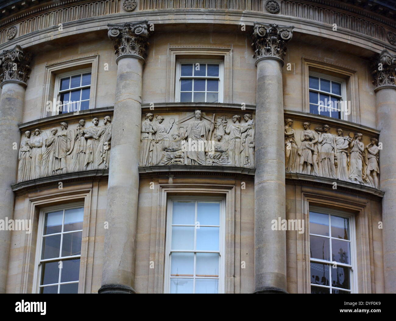 Der Eintritt in die Abtei von Bath, auch bekannt als der Abteikirche St. Peter und Paul. Eines der größten Beispiele der gotischen Architektur senkrecht in den Westen des Landes. In der römischen Stadt Bath, Somerset, England. Ursprünglich im 7. Jahrhundert gegründet wurde, umgebaut im 12. und 16. Jahrhunderts, und große Restaurierung wurde in den 1860er von Sir George Gilbert Scott. Dieses Bild zeigt die schöne Arbeit auf der Fassade. Stockfoto