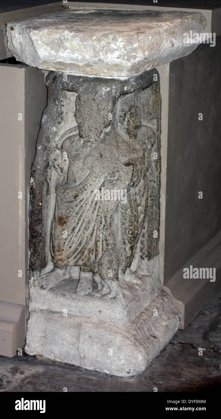 Eingeschrieben statue Basis in den Römischen Bädern, Somerset, England gefunden. Der Text sagt, "für die Göttin Sulis, Lucius Marcius Memor, Augurer, dieses Geschenk gab." Mit der Arbeit der Figuren. Ca. 1 St-4 th century AD. Stockfoto