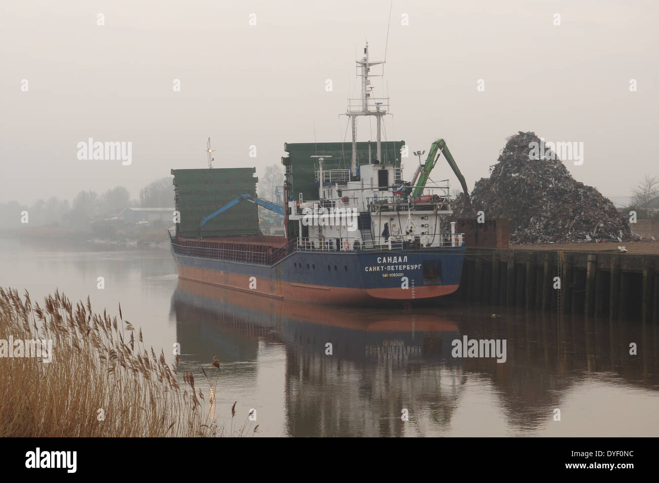 Ein Schiffsbeladung Schrott auf den Fluss Nene am Hafen Wisbech 10 Meilen landeinwärts von der Washington Stockfoto
