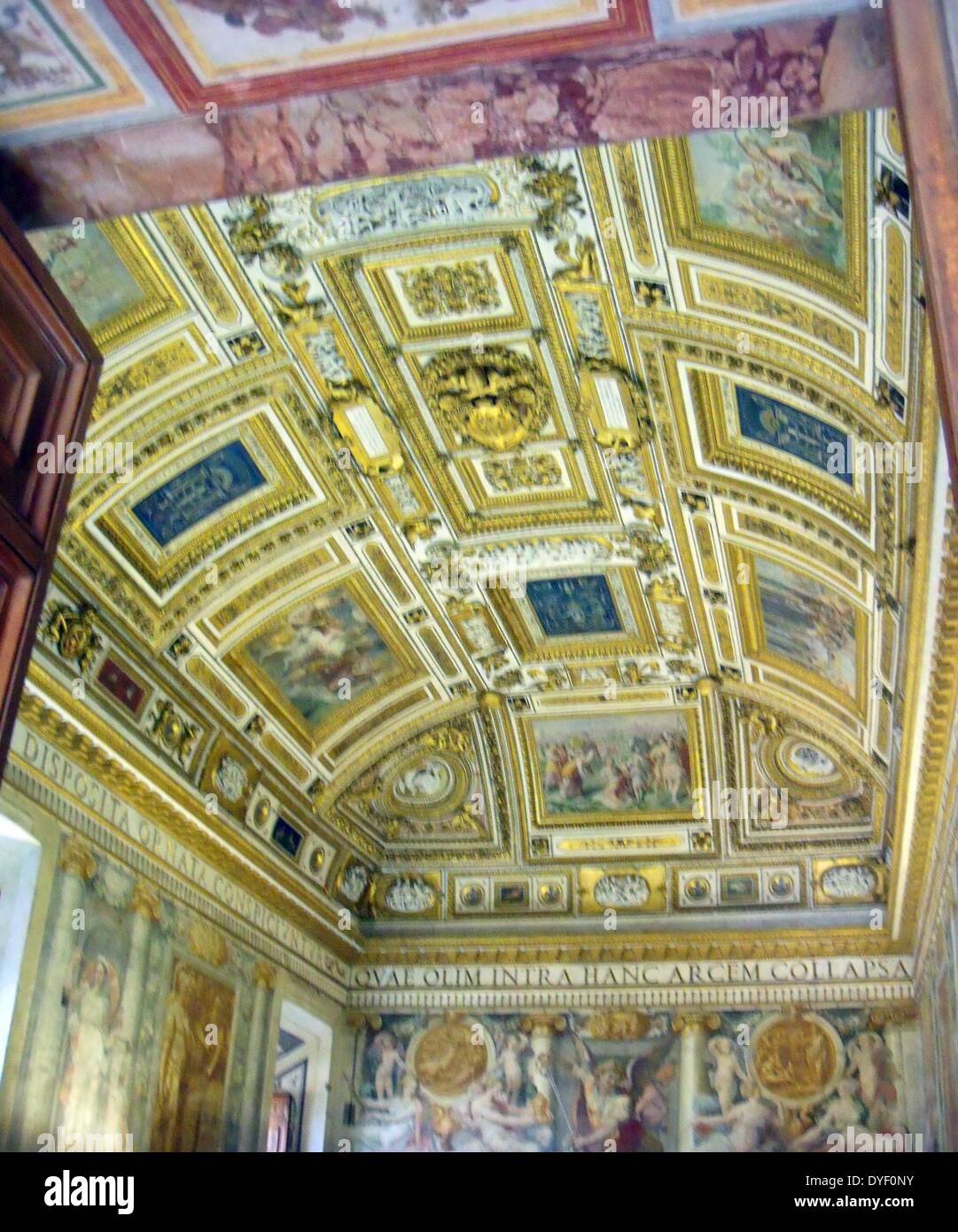 Die Vatikanischen Museen, eine riesige Sammlung der klassischen Detail, Renaissance Meisterwerke etc., die im frühen 16. Jahrhundert von Papst Julius II. gegründet werden Sie als, einige der größten Museen der Welt. Dieses Bild zeigt einen Teil der wunderschön bemalten Decke. Stockfoto