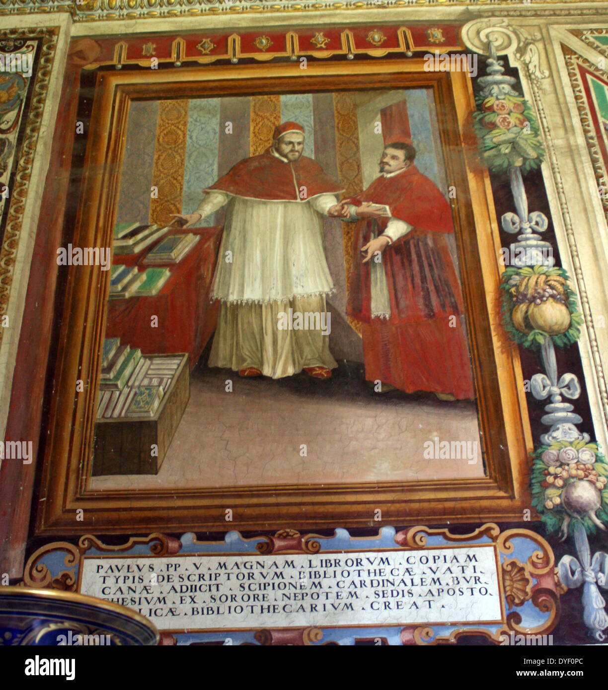Die Vatikanischen Museen, eine riesige Sammlung der klassischen Detail, Renaissance Meisterwerke etc., die im frühen 16. Jahrhundert von Papst Julius II. gegründet werden Sie als, einige der größten Museen der Welt. Dieses Bild zeigt einen Teil der wunderschön bemalten Wänden. Stockfoto