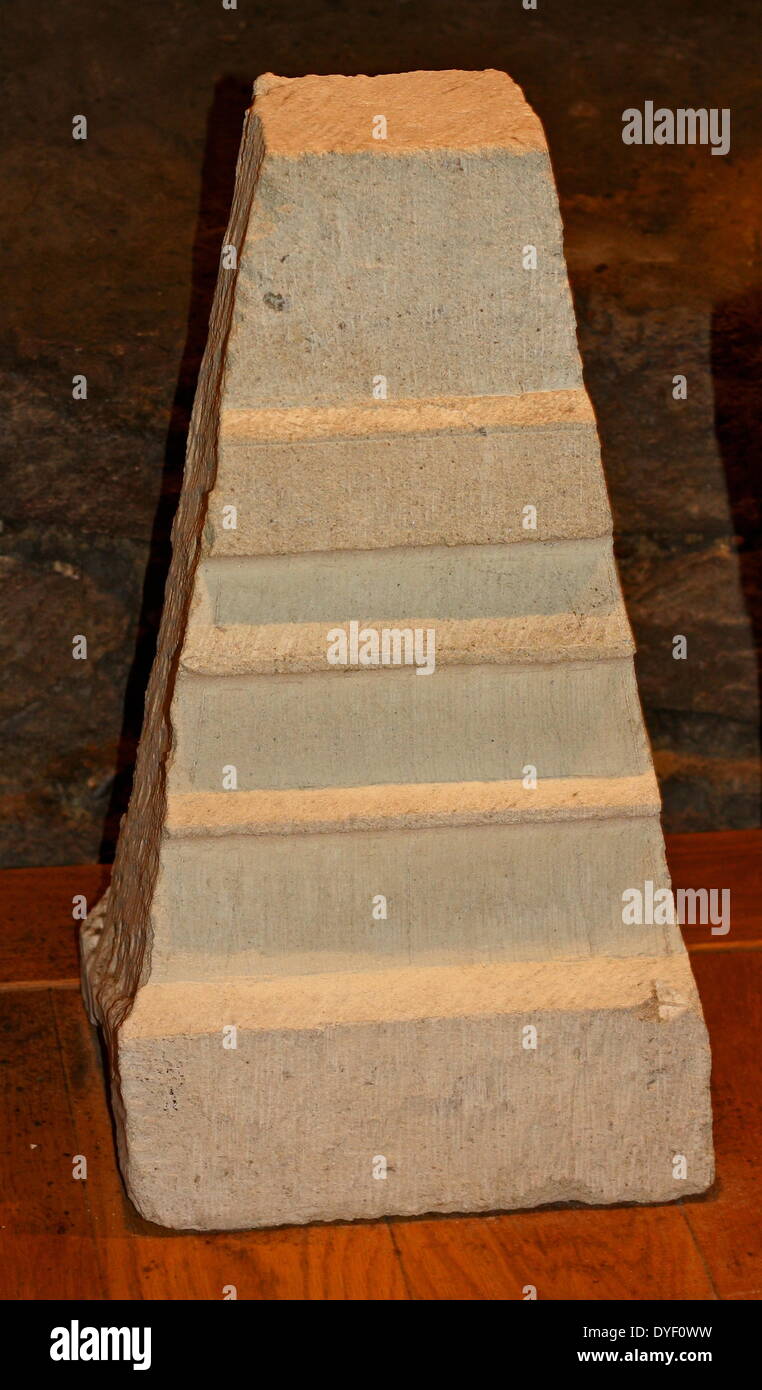 Ein Stein Basis für eine Statue im Tempel Innenhof im Aquae Sulis gefunden. In der römischen Stadt Bath, England. Durch Sulinus gewidmet. 1.-3.Jahrhundert n. Stockfoto