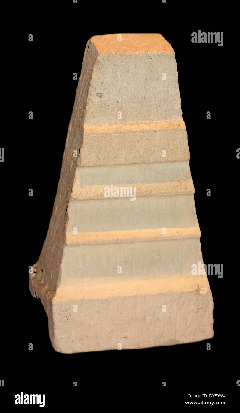 Ein Stein Basis für eine Statue im Tempel Innenhof im Aquae Sulis gefunden. In der römischen Stadt Bath, England. Durch Sulinus gewidmet. 1.-3.Jahrhundert n. Stockfoto