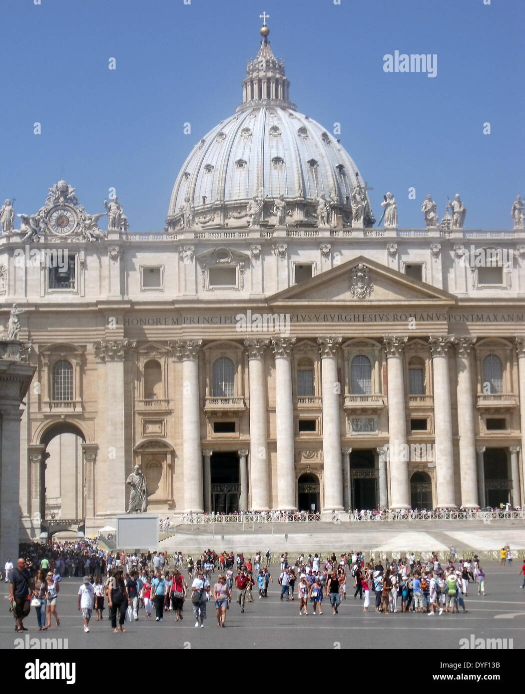 Saint Peter's Square oder die Piazza San Pietro, eine grosse Plaza, die vor der Basilika St. Peter im Vatikan, Italien steht. In der Mitte ist eine 4.000 Jahre alte Ägyptische Obelisk, das war es im Jahre 1568. Der eigentliche Platz wurde von Gian Lorenzo Bernini fast 100 Jahre später entwickelt. Der Platz hat auch 2 passende Granit Brunnen, um 1613 und Bernini 1675 von Carlo Maderno erbaut. Dieses Bild zeigt der Basilika St. Peter von der Plaza. Stockfoto