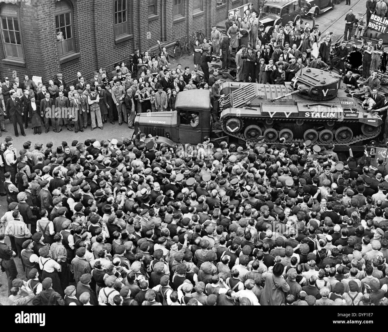Massen von Menschen und einen Schutz der Ehre von Tanks, Konferenz M.Maisky, sowjetische Botschafter und die Mitglieder der russischen militärischen Mission, wenn Sie an einem Tank ab Werk irgendwo in Großbritannien, wo Tank Produktion der Woche ist für Russland angekommen, zeigt die von Talin' Tank, die nur von Madame Maisky 1942 getauft worden war Stockfoto