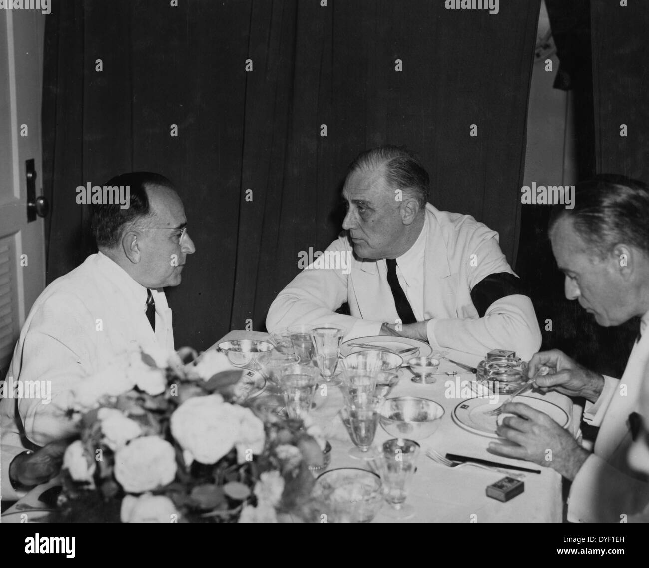 Präsident Roosevelt und Präsident Vargas. Präsident Getulio Vargas in Brasilien berät sich mit Präsident Roosevelt bei einer Konferenz an Bord eines US-Zerstörer im potengi River Harbour in Natal, Brasilien 1943 Stockfoto