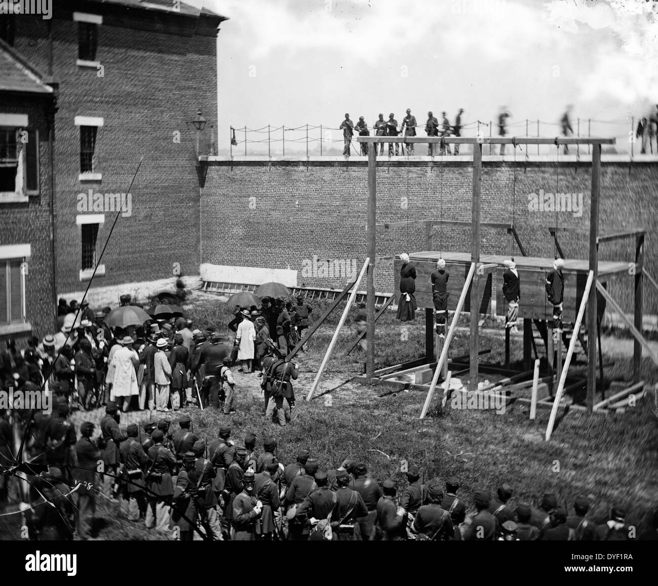 Washington, D.C. Hängenden hooded Einrichtungen der vier Verschwörer; Masse abfliegen 1865 Juli. Foto von Washington, 1862-1865, die Ermordung von Präsident Lincoln, April-juli 1865. Foto mit Frau. Stockfoto