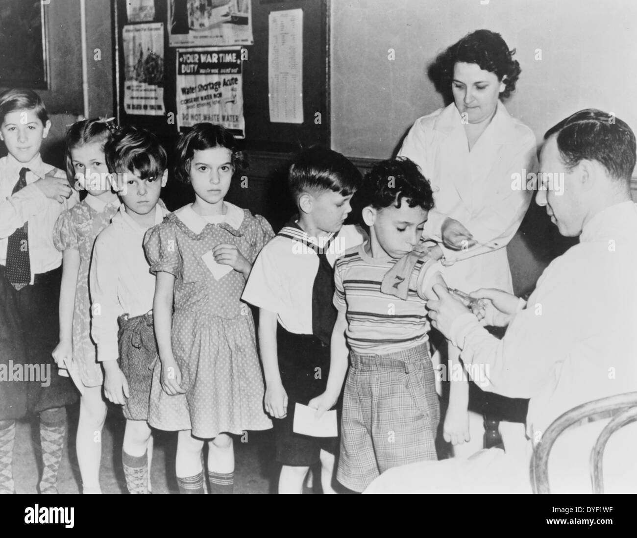 Gesundheit in einer US-Stadt ist ein Problem, da Kinder Impfungen und Immunisierung Schüsse an einem Kind Gesundheit Station in New York City, 1944 erwarten. Stockfoto