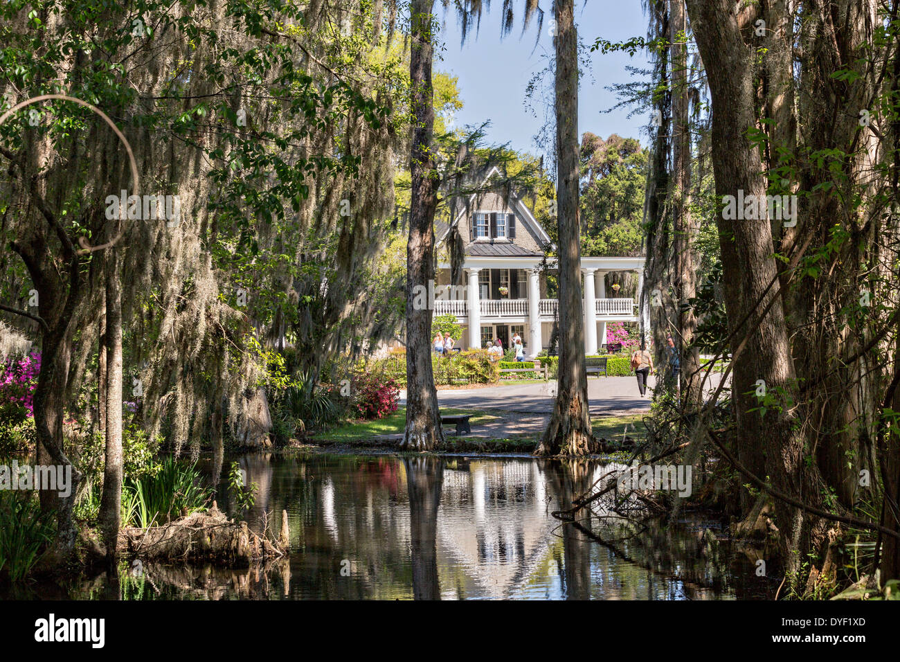 Plantage-Haus gesehen aus dem Gartenteich im Magnolia Plantation 10. April 2014 in Charleston, SC. Stockfoto