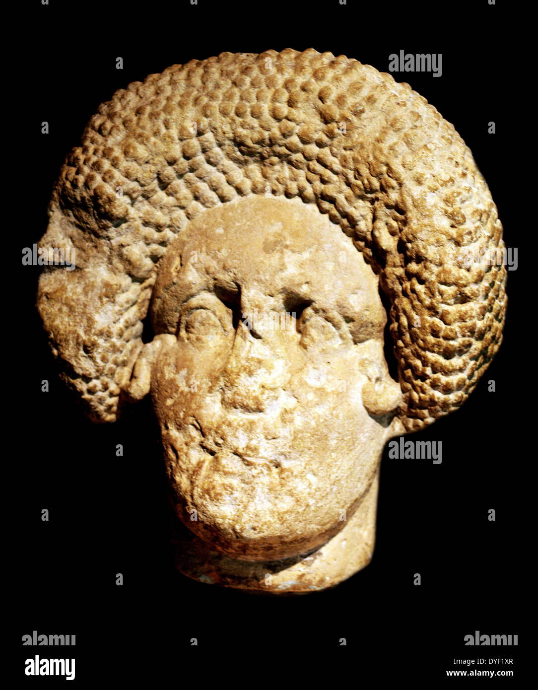 Skulptur Kopf einer Frau. Wahrscheinlich das Grab Dekoration für eine Frau des Reichtums. Die Frisur Termine es als später 1. Roman. Stockfoto