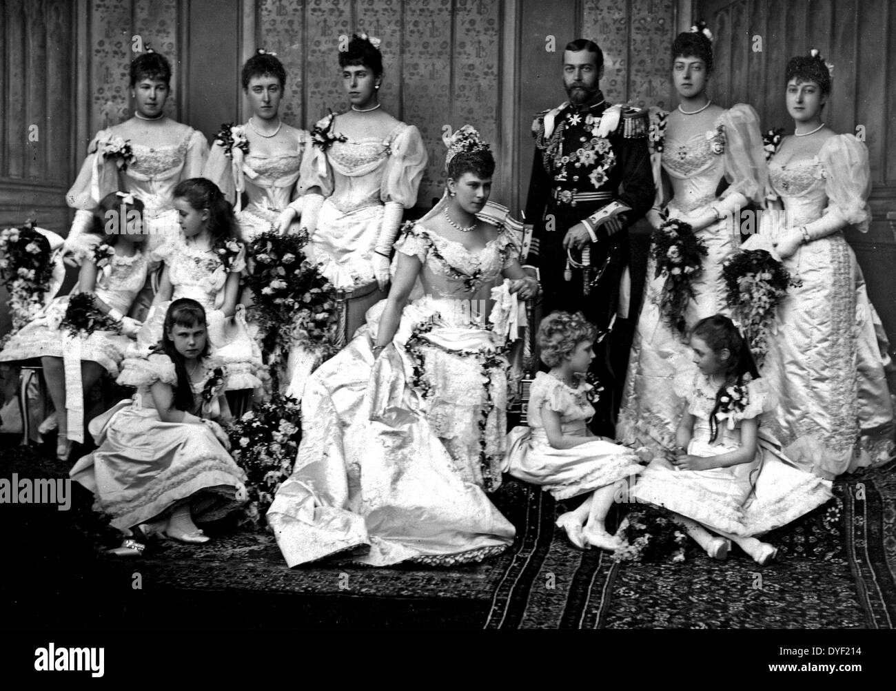 Portrait Foto in Buckingham Palace aus der Hochzeit von König George V und Prinzessin Mary von Teck. Die Familie, die alle in einer Gruppe an ihrer Hochzeit Kleidung gestellt. Foto 1893 genommen. Stockfoto