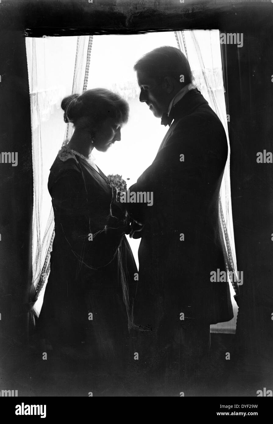John Murray Anderson und Frau von Fotograf Gertrude Käsebier, 1852-1934. John Murray, die theatralische Produzent, und seine Frau im Schatten, einander zugewandt, stand vor einem hellen Fenster. Zwischen 1914 und 1916 datierte Stockfoto