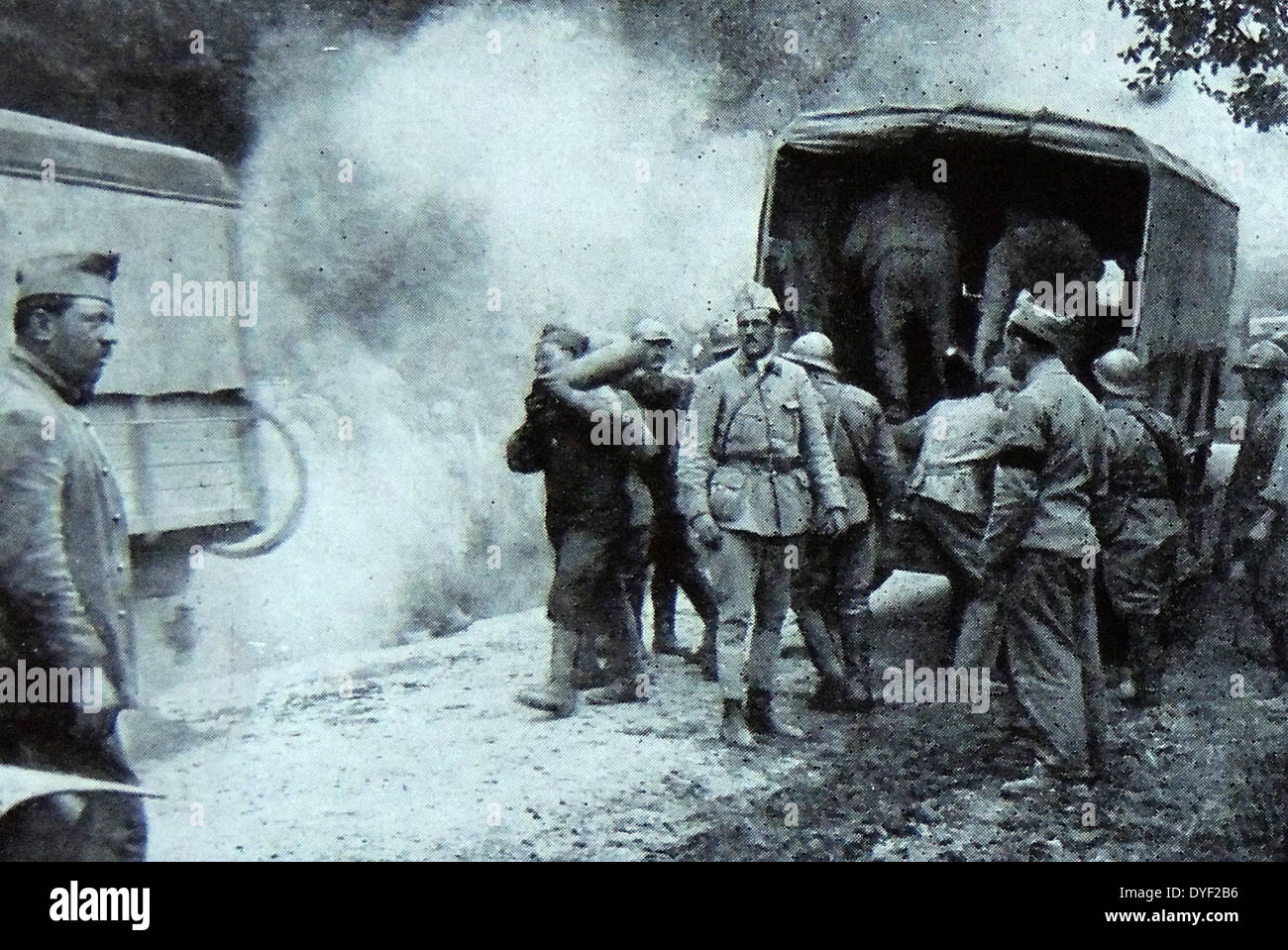 Französische mechanisierte Division Übertragen von Munition auf der Straße im Norden von Frankreich während des Ersten Weltkriegs 1914 Stockfoto