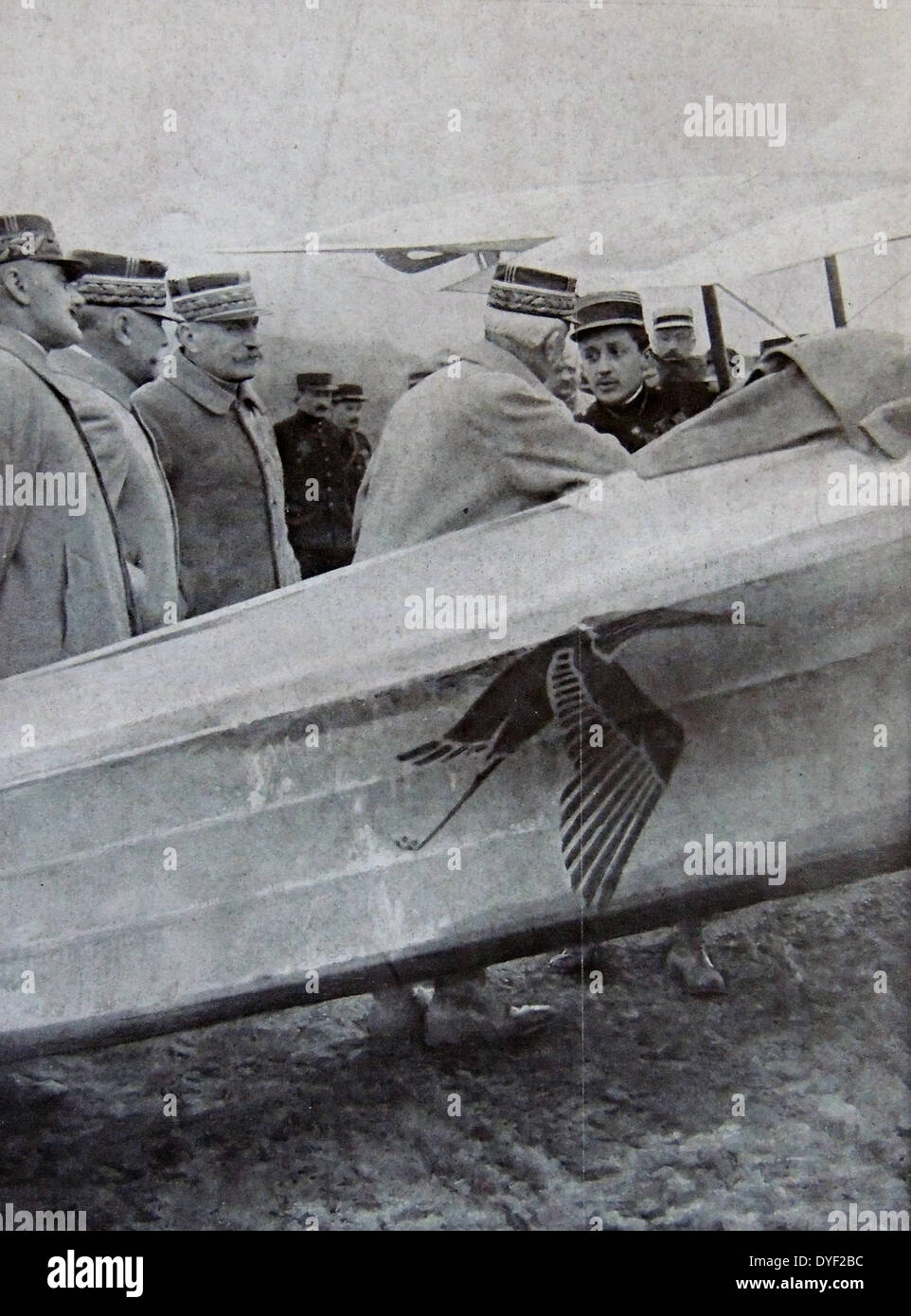 General Foch und leitende Offiziere der Armee Grüße französische Air Ace pilot Captain Guynemer neben ein Flugzeug der französischen Armee 1917 aircfraft im September 1916 Stockfoto