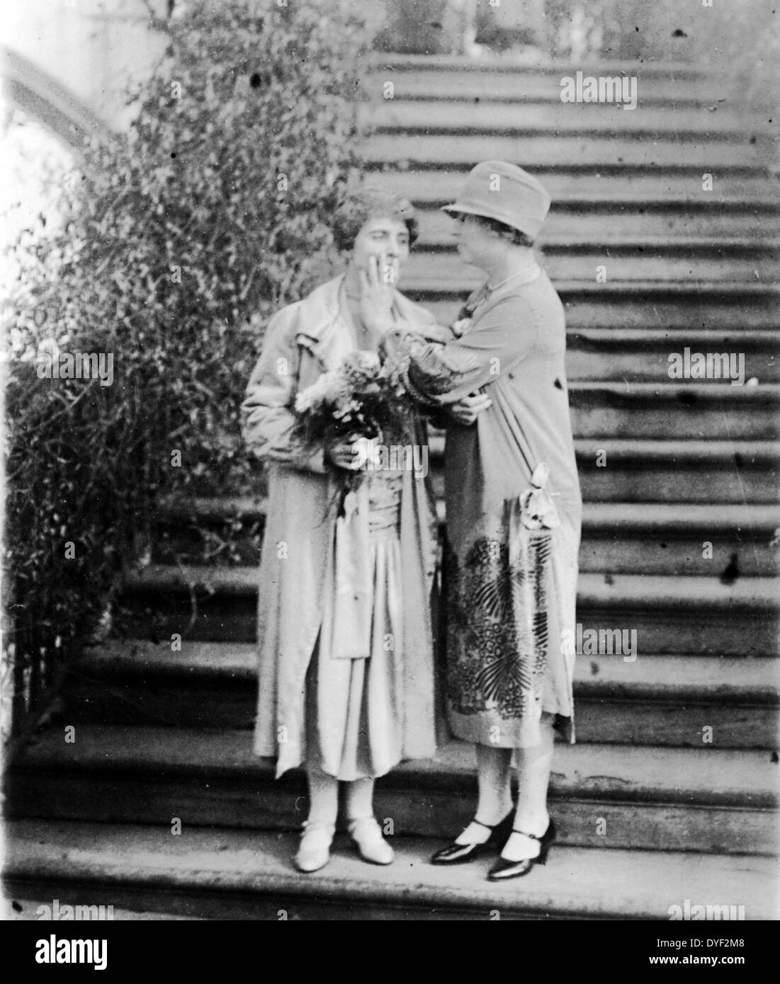 Helen Keller 1880-1968, lesen die Lippen der Frau Calvin Coolidge, Ehefrau des Präsidenten 1926. Helen Adams Keller, US-amerikanischer Autor, politischer Aktivist, und Dozent. Sie war die erste Gehörlose, Blinde person-Diplom zu erwerben. Die Geschichte von, wie Keller Lehrer, Anne Sullivan, durch die Trennung durch eine fast vollständige Fehlen einer Sprache aufgezwungen brach, so dass die Mädchen zu blühen wie sie hat gelernt zu kommunizieren, hat sich durch den dramatischen Darstellungen der Spielen und Film die Wundertäter bekannt. Ihren Geburtstag am 27. Juni ist gedacht als Helen Keller Tag in den USA. Stockfoto