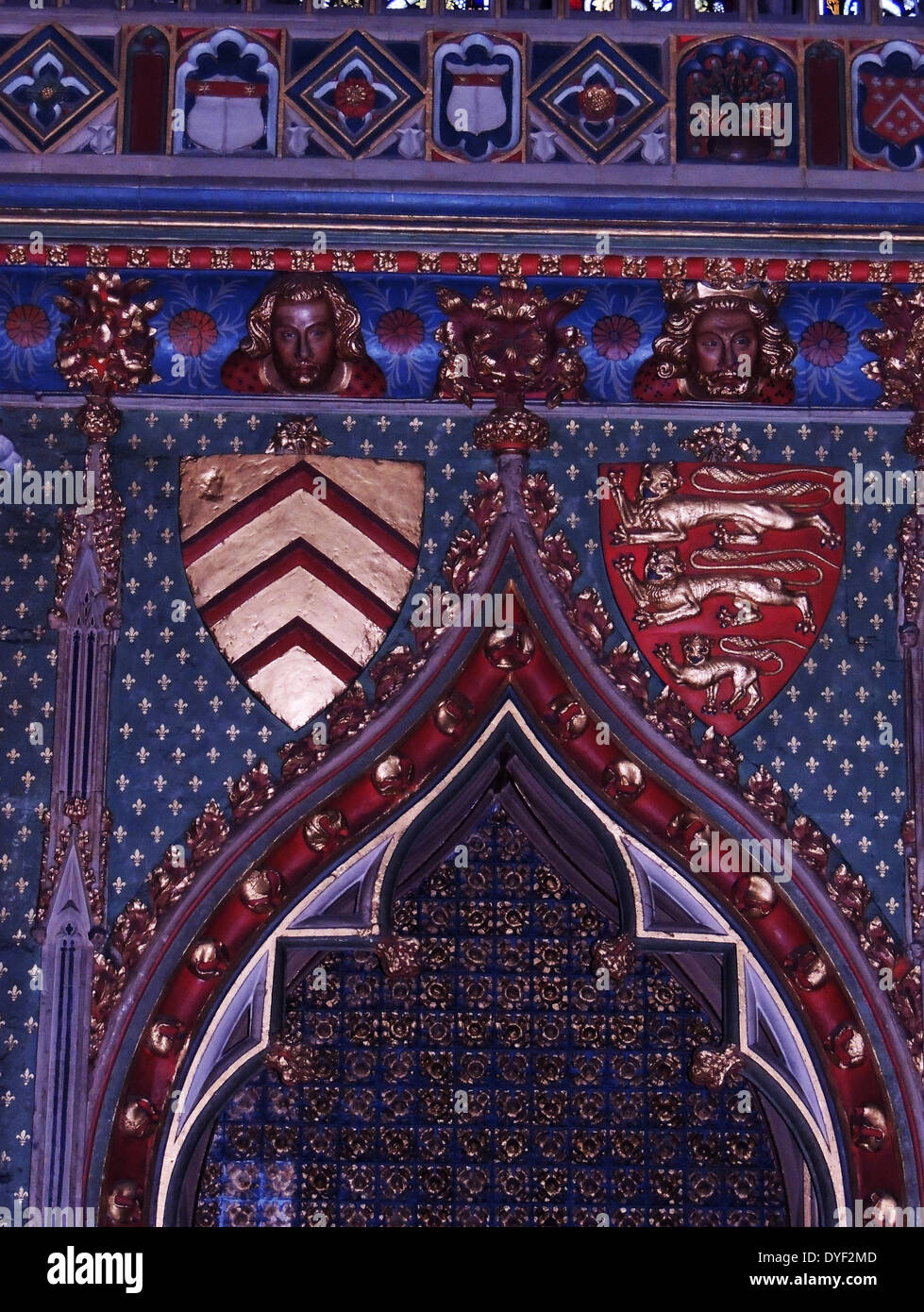 Östlichen cathefral Marienkapelle, Bristol, England. Das Gebäude des östlichen Marienkapelle begann im Jahr 1298 und war Teil einer Neuerstellung der östlichen Hälfte des ursprünglichen normannische Kirche. Die Lackierung stammt aus dem Jahr 1935, kann aber auch die kräftigen Farben der ursprünglichen mittelalterlichen Gebäude widerspiegeln. Der Osten Fenster wiederhergestellt wurde, enthält aber eine spektakuläre Anzeige der Heraldik im vierzehnten Jahrhundert, Glasmalerei, einschließlich der Arme von Lord Berkeley. Die Arme können auch auf der retabel gesehen werden, zusammen mit dem Abzeichen der Clare Familie und das königliche Wappen von England. Stockfoto