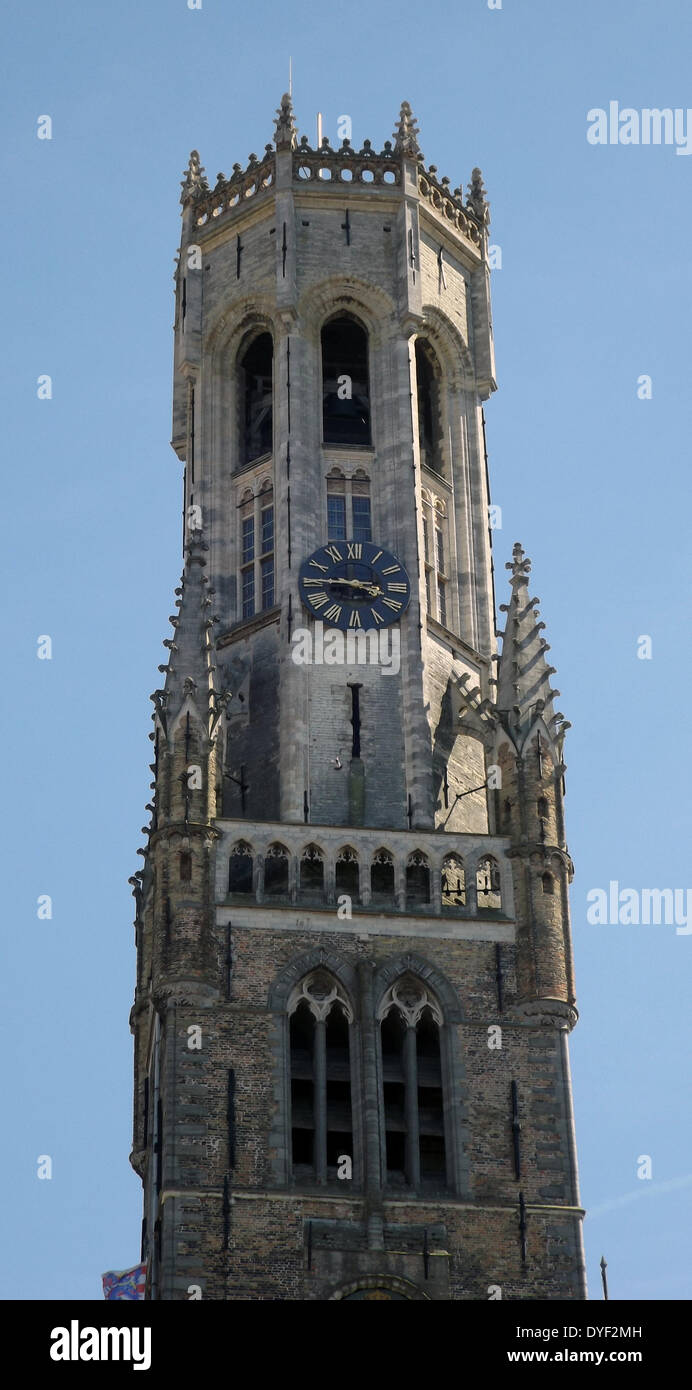 Der Belfried von Brügge, oder Belfort, ist eine mittelalterliche Glockenturm im historischen Zentrum von Brügge, Belgien. Eines der bekanntesten Symbole der Stadt, der Glockenturm früher ein Treasury und das Stadtarchiv untergebracht, und diente als Beobachtungsposten für die Erkennung von Bränden und anderen Gefahren. Eine schmale, steile Treppe von 366 Stufen, von der Öffentlichkeit zugänglich für eine Eintrittsgebühr, führt an die Spitze des 83 Meter hohen Gebäudes, das lehnt sich etwa einen Meter nach Osten. Stockfoto