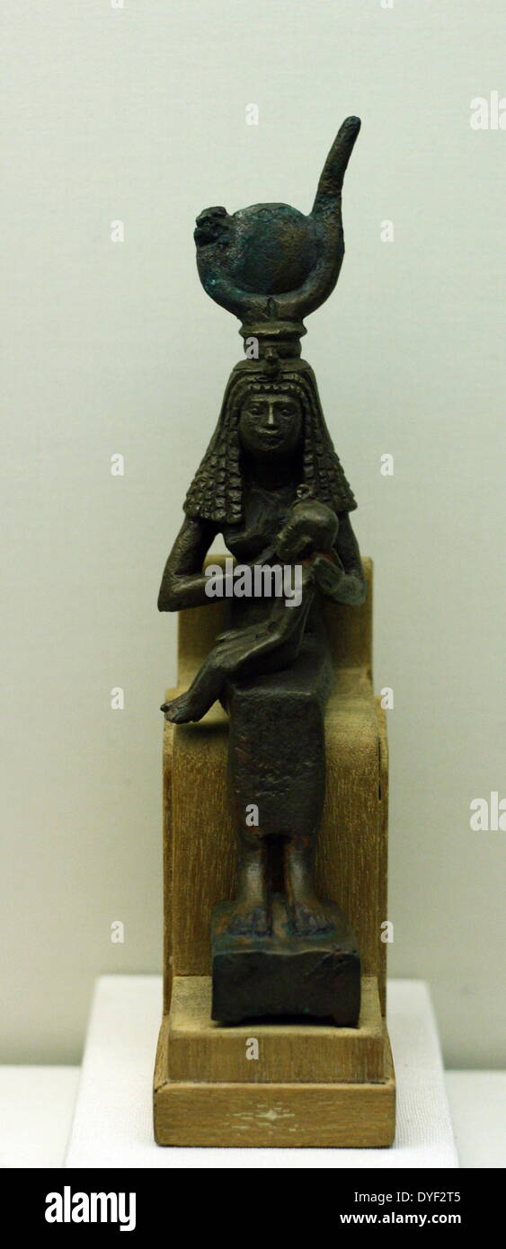 Sitzende Figur der Isis Krankenpflege Horus, ihrem Sohn. Aus Bronze. Von Sakkara, ca. 300 v. Chr.. Stockfoto