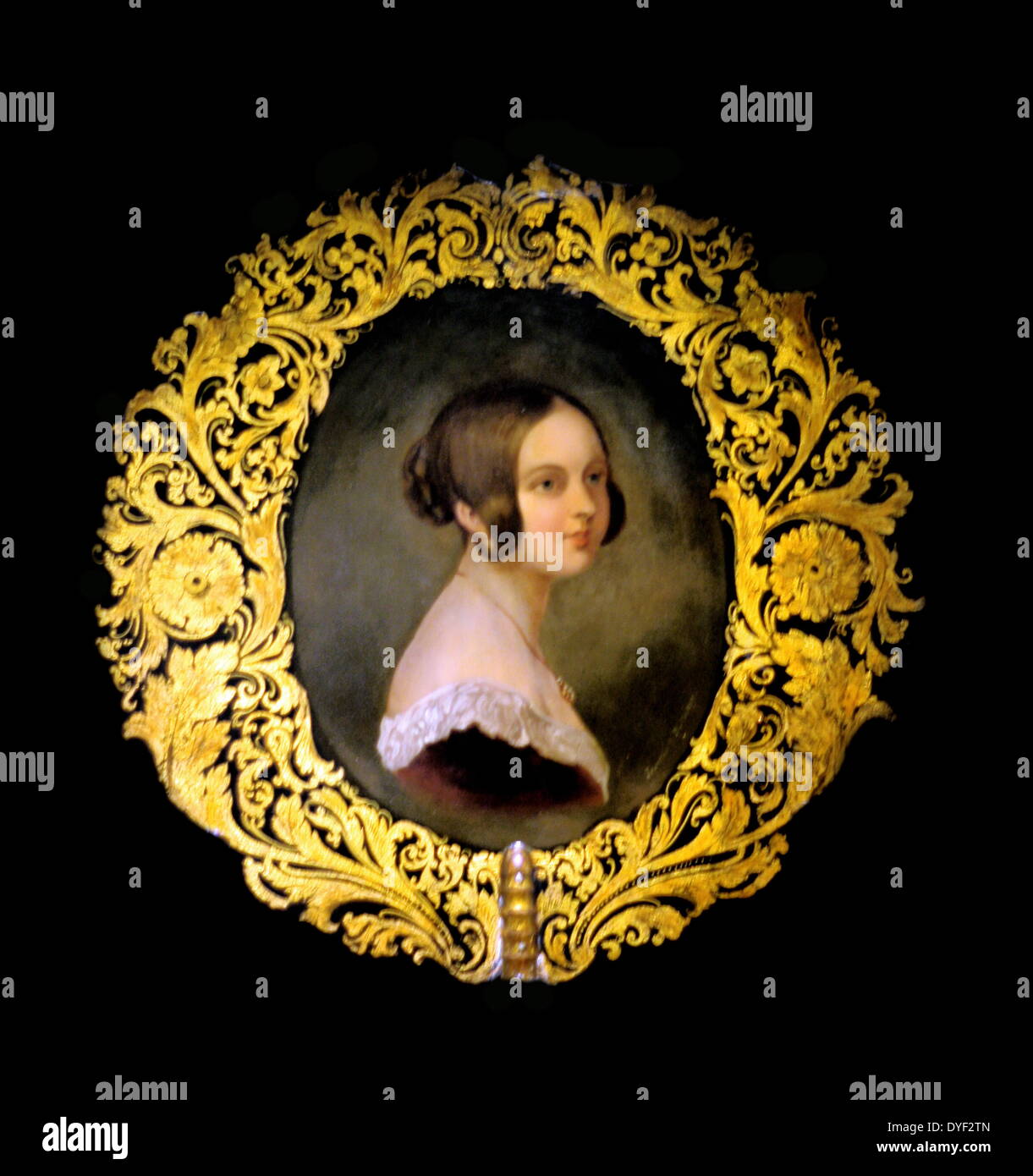 Bildnis einer Dame von Gold leafing umgeben, ca. 19. und 20. Jahrhunderts. Künstler unbekannt. Statt in Birmingham Museum für Geschichte und Kunst. Stockfoto