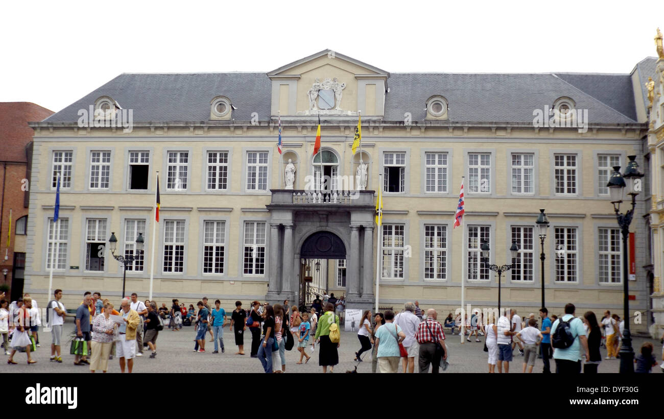 Rathaus von Brügge in Belgien. Brügge City Hall (1376) ist einer der ältesten im Belgien. Es ist von hier aus, dass die Stadt seit mehr als 600 Jahren regiert wurde. Ein absolutes Meisterwerk ist das gotische Rathaus mit seinem späten 19. Jahrhundert Wandmalereien und polychrome Vault. Stockfoto