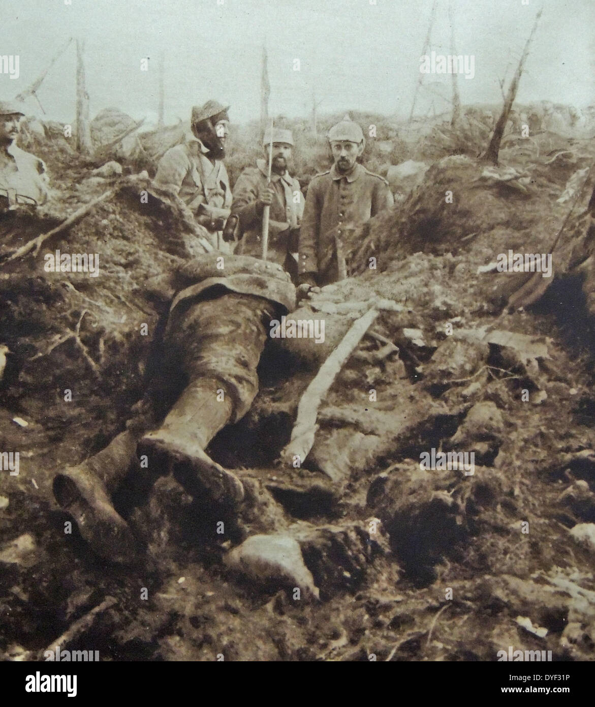 Im September 1914, nach der ersten Vorauszahlung in Frankreich gestoppt worden, die Deutschen ging noch einmal in die Offensive, die Erfassung der Land südlich von Verdun, ein Bereich, der als der St. Miheil Salient bekannt sein würde. Die Deutschen stark befestigte die Butte des Eparges im Osten der Stadt von eparges. Toter Deutscher Soldat wird von auf Schutz deutscher Soldaten in der Stadt Eparges 1914 beobachtete Stockfoto