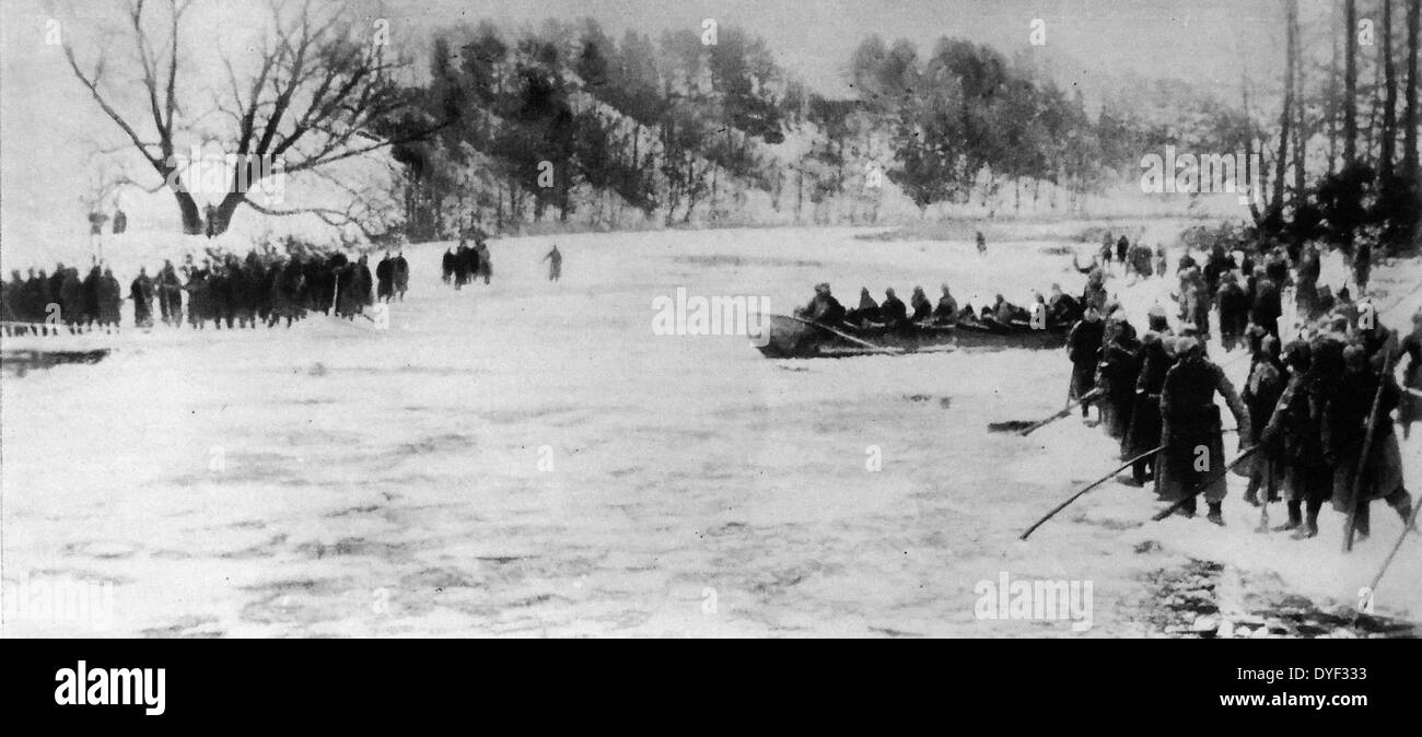 Weltkrieg deutsche Soldaten einen Fluss während der ersten Schlacht auf der Masurischen Seenplatte kreuzen. Dies war eine deutsche Offensive an der Ostfront in der Frühphase des Ersten Weltkriegs, der Russischen Erste Armee zurück über die gesamte Front geschoben, schließlich Auswerfen aus Deutschland in der Verwirrung. Februar 1915. Stockfoto