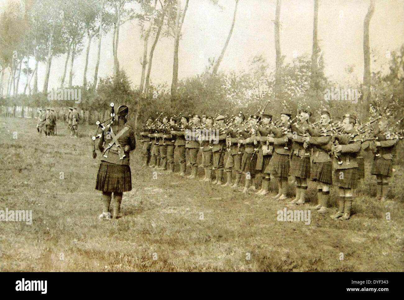 Britische Armee Dudelsackpfeifer klingt Musik irgendwo an der Ostfront Französisch in Frankreich Stockfoto