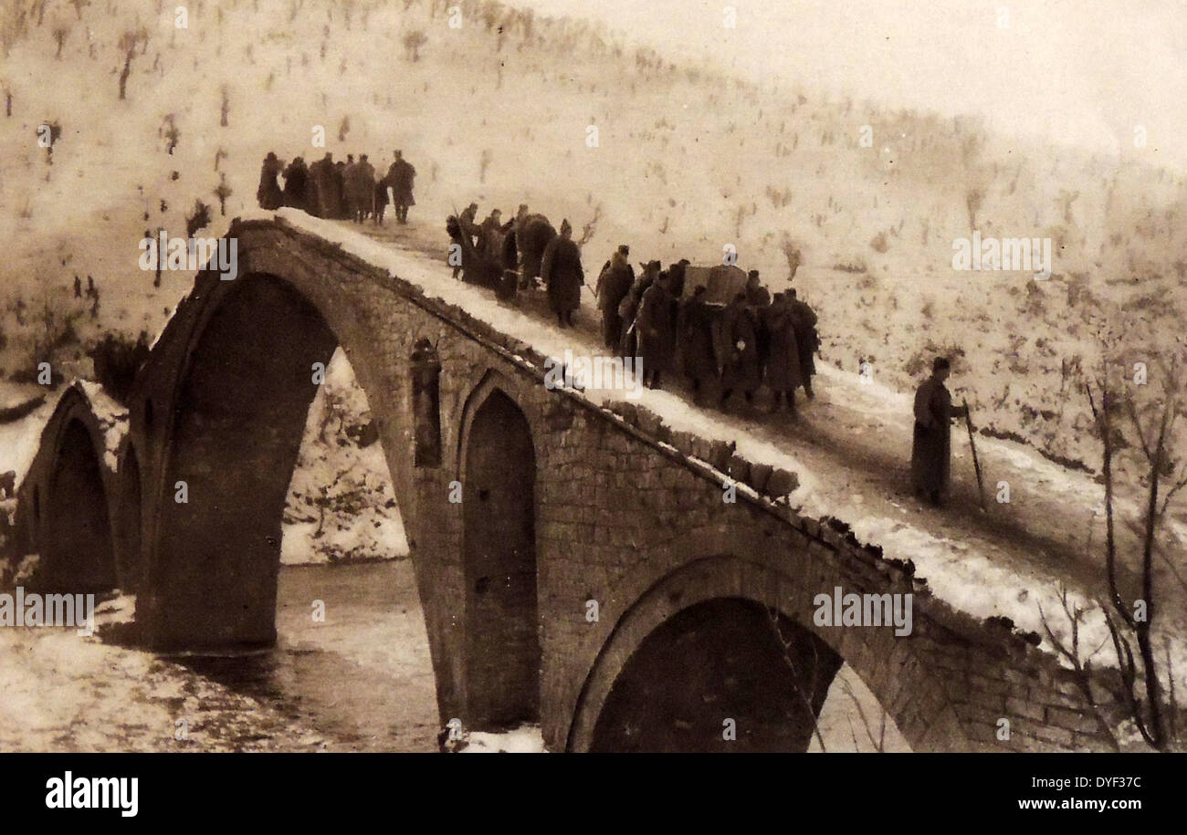 Die serbischen Truppen überqueren Sie eine Brücke während des Zweiten Weltkriegs 1916 Stockfoto