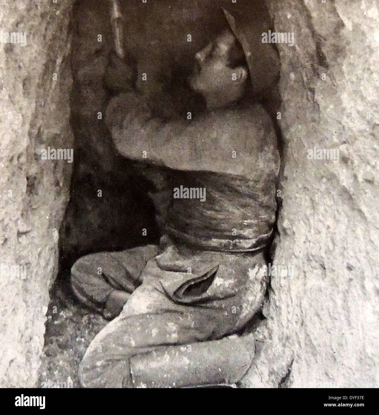 Eine französische Sapper, die filigrane Arbeit in einem Graben während des Ersten Weltkriegs 1916 Stockfoto