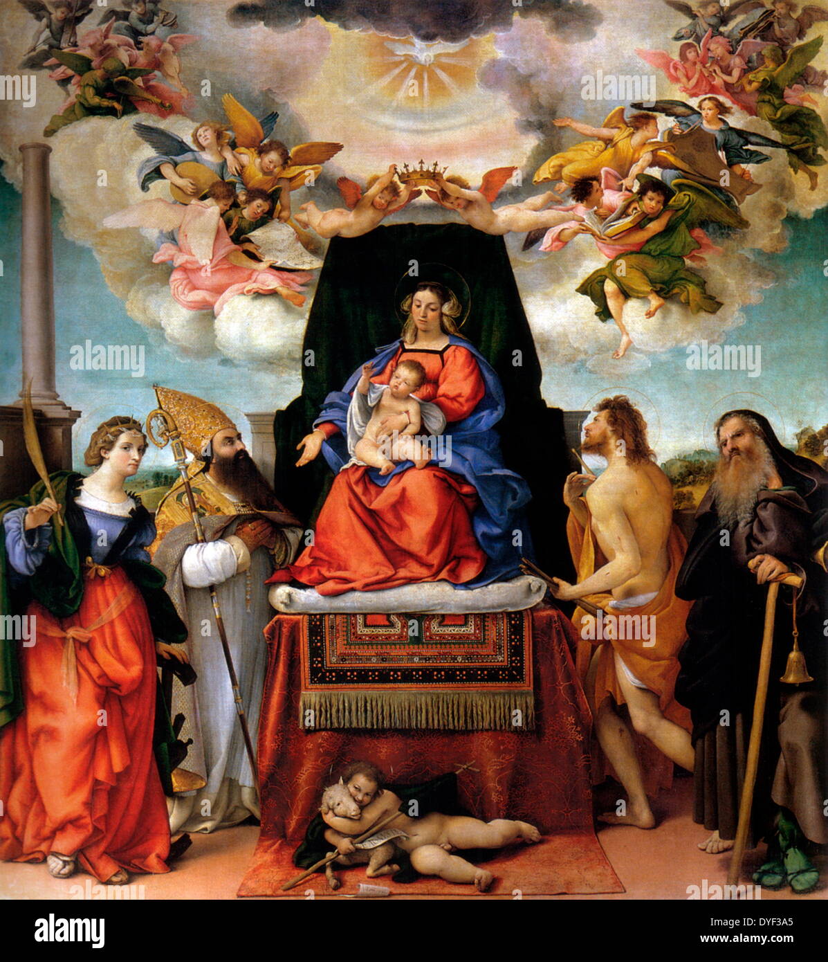 Madonna mit Kind auf dem Thron mit Heiligen 1521. Das Gemälde zeigt Engel spielen, was aussieht wie eine Posaune, während umliegende Madonna und Kind. Renaissance Stil. Lorenzo Lotto Stockfoto