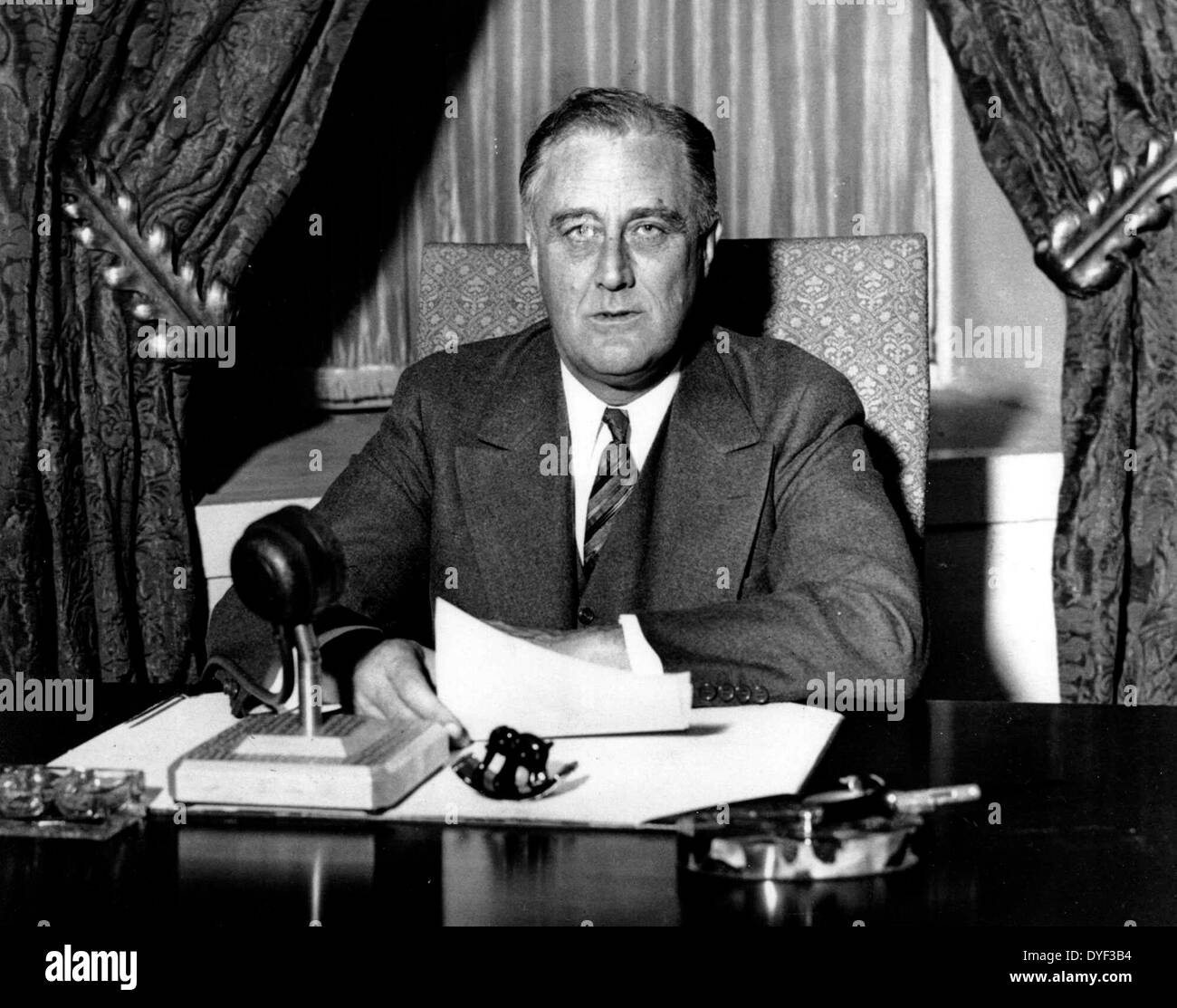 Präsident Franklin D. Roosevelt vor dem ersten Kamingespräch 1933. Präsident Roosevelt Vorbereitung für seinen Kamin zu den amerikanischen Leuten chatten. Unbekannt Stockfoto