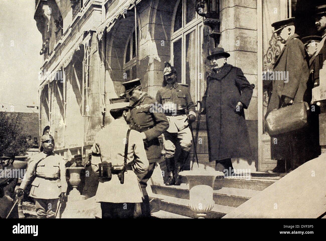 Herr Herbert Kitchener und andere Verlassen einer Konferenz in Frankreich während der shell Mangel Krise. Circa 1915, Erster Weltkrieg. Stockfoto