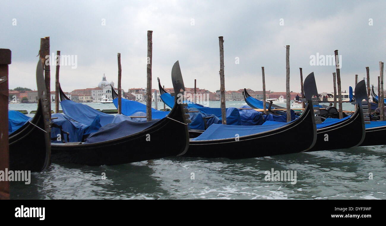 Gondeln auf einem Pier 2013 verankert. Stockfoto