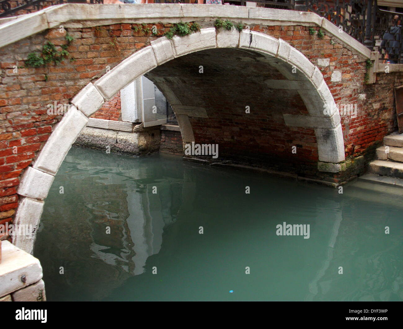 Brücke 2013. Brücke überqueren einer der Kanäle in Venedig. Stockfoto