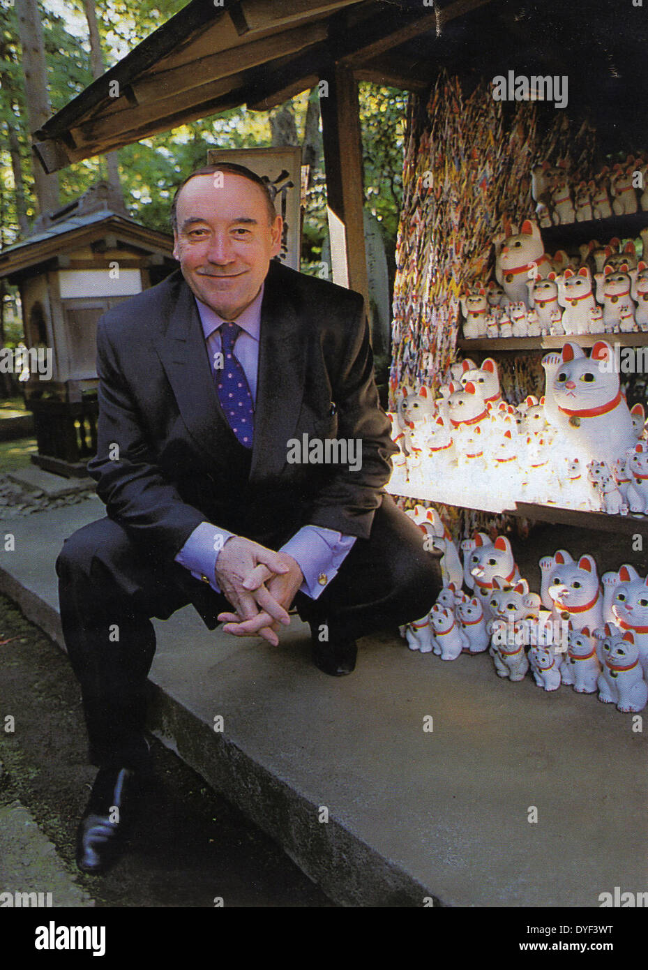 Desmond Morris im Cat-Tempel, Gōtoku-Ji, Tokio, Japan; wo war er auf menschliche Berührung für Shiseido referieren. 1999. Stockfoto