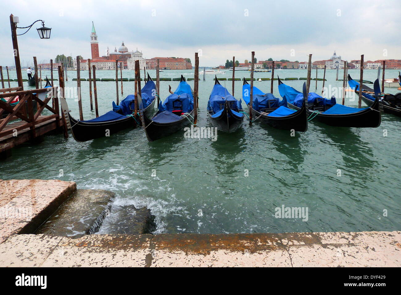 Blaue Gondeln angedockt 2013. Stockfoto