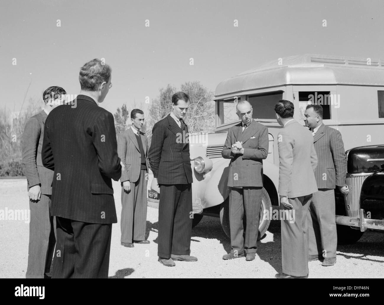 Inspektion von Seiner Exzellenz, des Hohen Kommissars des Kinos, und der Hohe Kommissar im Gespräch mit Mitgliedern der Besatzung 1942. Stockfoto