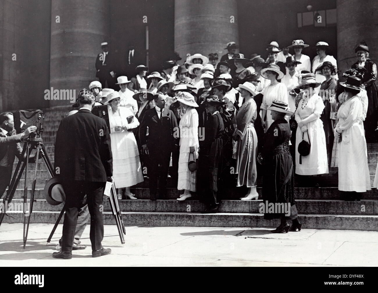 Foto: Mitglieder der Partei der Nationalen Frau und Alice Paul versammelt mit Regler Cox auf Schritte zu einem Gebäude, mit Fotografen und Kameras auf Stativen im Vordergrund. 1920. Stockfoto
