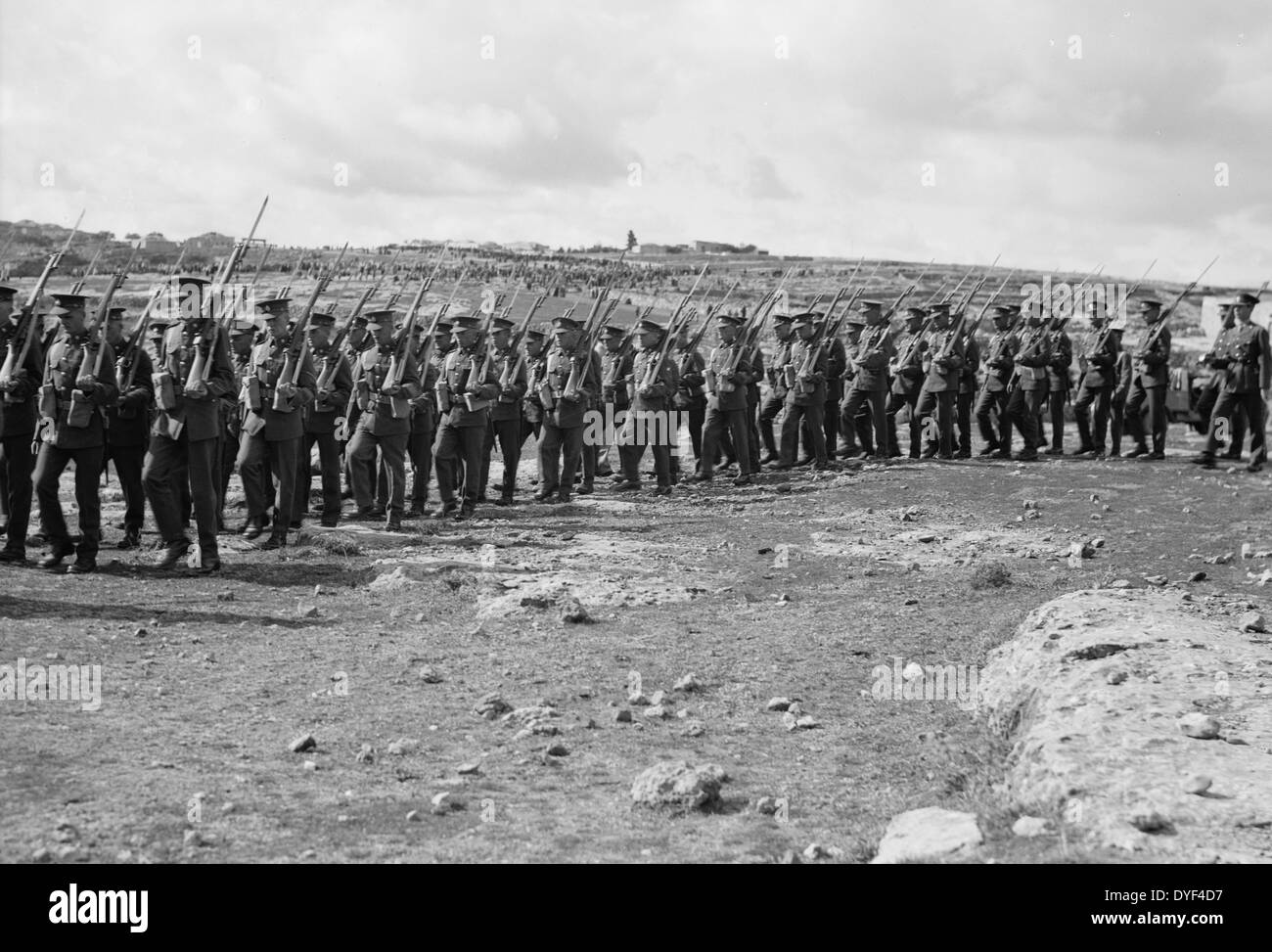 Arabische Vorführung auf Yatta 1938. Britische Soldaten entfernt marschieren. Stockfoto
